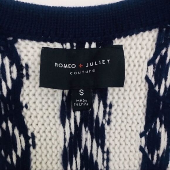 Romeo and Juliet SZ S Oversized Sweater - Picture 3 of 3